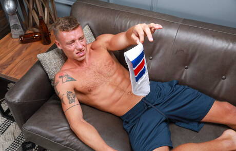 Les garçons américains musclés Justin Matthews et le culturiste Shane Cook dans une action homosexuelle torride