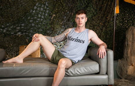 恥知らずな少年ヴィンス・ベガ、フィン・オーガスト、カイラー・ドレイクが3Pアナルセックスをする