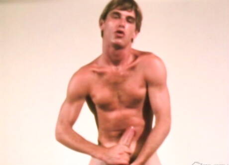 Stud Lee Ryder masturbuje się swoim penisem