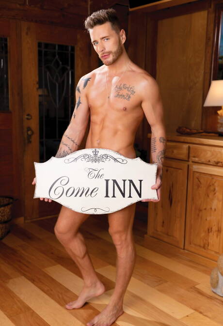 영국의 섹시한 남자 조쉬 무어와 레인이 욕실에서 뜨거운 인종 간 섹스를 즐긴다