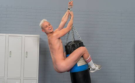 いやらしい男の子ウルフィー・ブレーデン・ショー、アンドリュー・コナー、ジム・フィットが熱い3Pでアナルファックとフィスティング