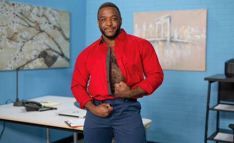 Gorący chłopcyMicah Martinez, Johnny B i Nathan Daniels w gorącym międzyrasowym trójkącie analnym z fistingiem