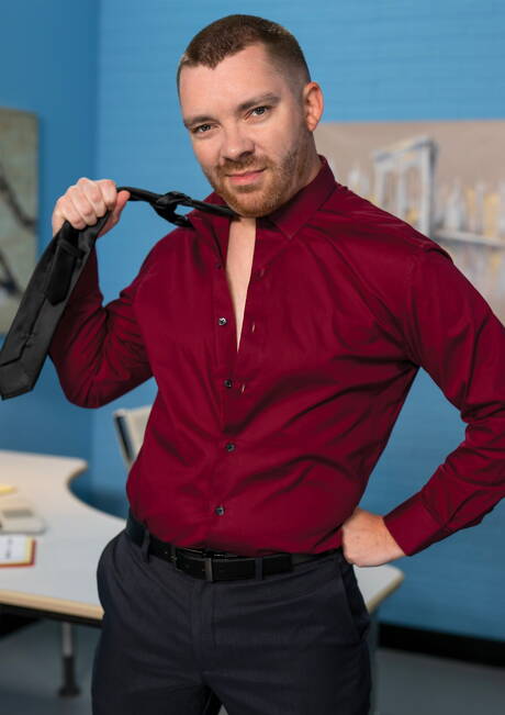 Gorący chłopcyMicah Martinez, Johnny B i Nathan Daniels w gorącym międzyrasowym trójkącie analnym z fistingiem