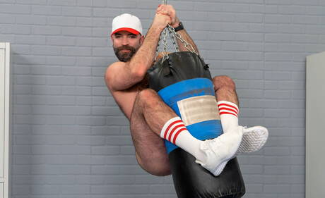 Die versauten Jungs Wolfie Braden Shaw, Andrew Connor und Jim Fit in einer Dreier-Fickszene mit Fisting