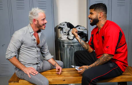 Der muskulöse Amerikaner Rego Bello und der muskulöse Helloojose beim heißen Analsex