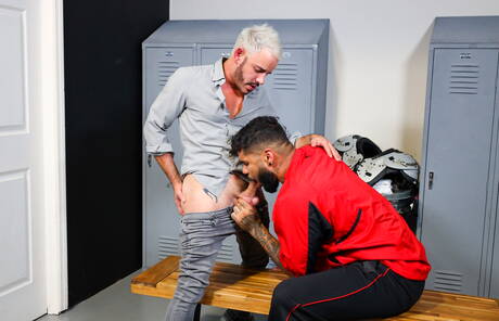 Der muskulöse Amerikaner Rego Bello und der muskulöse Helloojose beim heißen Analsex