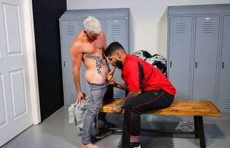 Der muskulöse Amerikaner Rego Bello und der muskulöse Helloojose beim heißen Analsex