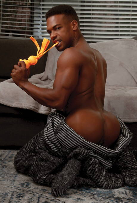 Der schwarze Muskelprotz Adrian Hart und Reign ficken nach dem Blowjob in den Arsch