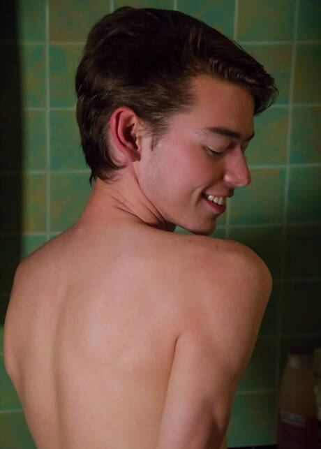 Der junge Amerikaner Austin Lovett wichst seinen Schwanz in der Badewanne