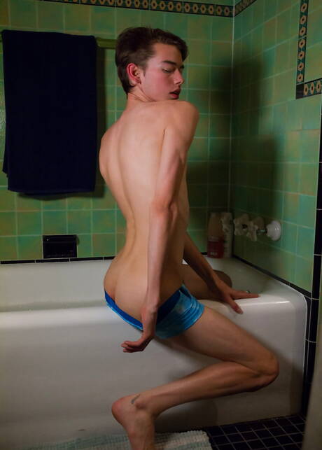 Der junge Amerikaner Austin Lovett wichst seinen Schwanz in der Badewanne