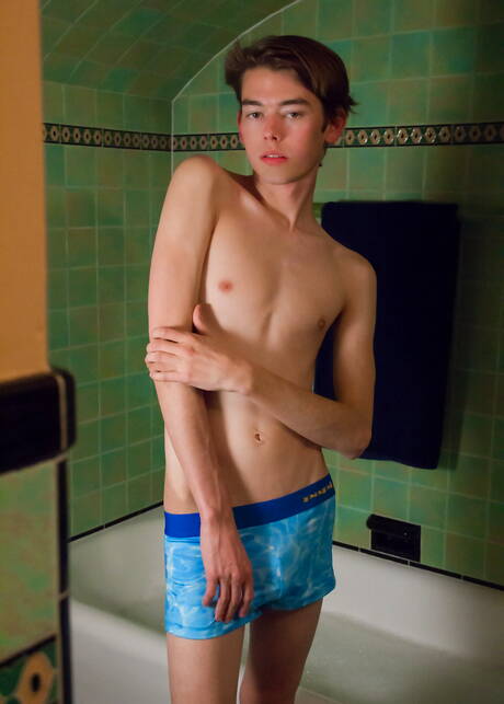 American young boy Austin Lovett jack off his cock in bath