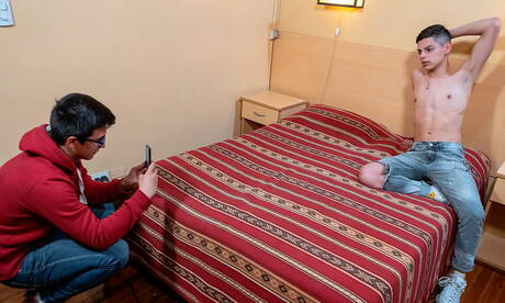 Der junge Argentinier Derek Nagy und der junge Argentinier Vincent Landi bohren draußen einen Arsch