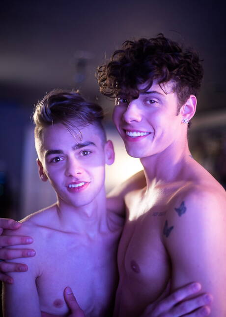 Helix Studios: 미국 청년 애셔 헤인즈와 핫한 트윙크 팩스턴 워드가 구강 성교 후 엉덩이를 엿먹는다