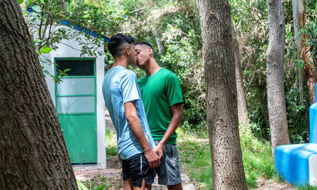 Der junge Kerl Bruno Pattel und der junge Latino Giorgio Angelo haben heißen Pärchensex im Freien