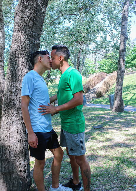 Der junge Kerl Bruno Pattel und der junge Latino Giorgio Angelo haben heißen Pärchensex im Freien