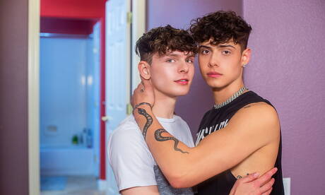 Le jeune garçon Ethan Tate et le minet américain Asher Haynes se sucent et se baisent