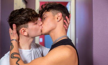 Le jeune garçon Ethan Tate et le minet américain Asher Haynes se sucent et se baisent