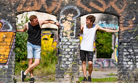 帥哥 Sammy Trakuza 和捷克小夥 Josh Cavalin 在戶外吸吮雞巴後做愛