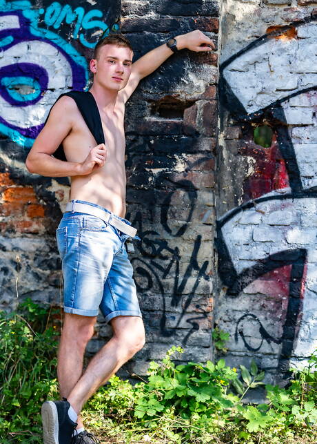 帥哥 Sammy Trakuza 和捷克小夥 Josh Cavalin 在戶外吸吮雞巴後做愛