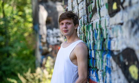 帥哥 Sammy Trakuza 和捷克小夥 Josh Cavalin 在戶外吸吮雞巴後做愛