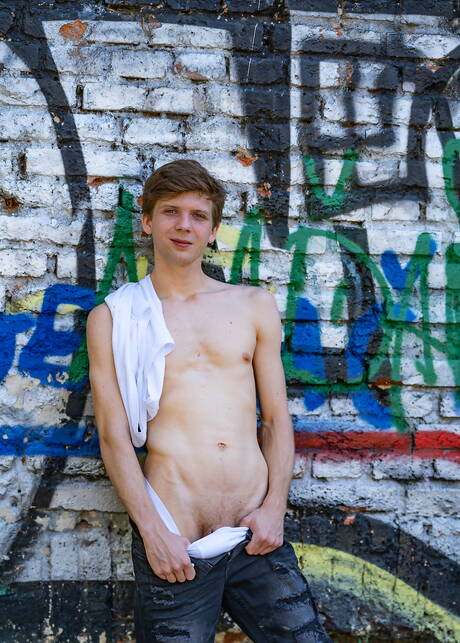 帥哥 Sammy Trakuza 和捷克小夥 Josh Cavalin 在戶外吸吮雞巴後做愛