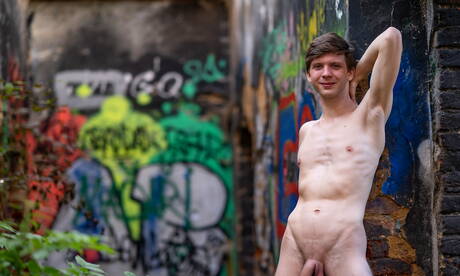 帥哥 Sammy Trakuza 和捷克小夥 Josh Cavalin 在戶外吸吮雞巴後做愛