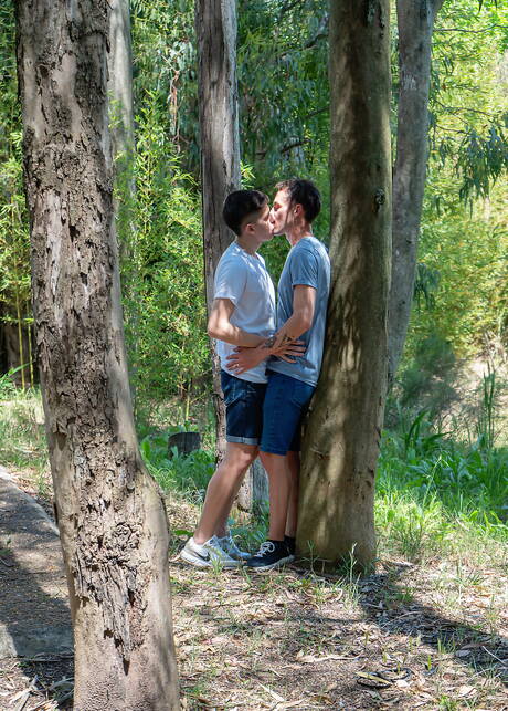 Helix Studios: Italo Van Ewen, Antu, Bautista, Puppy in der Gangbang-Szene draußen