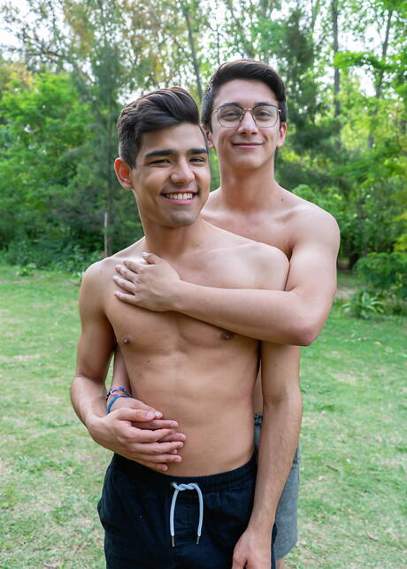 Latin hot twink Vincent Landi and latin young dude Felix Harris love each other outside