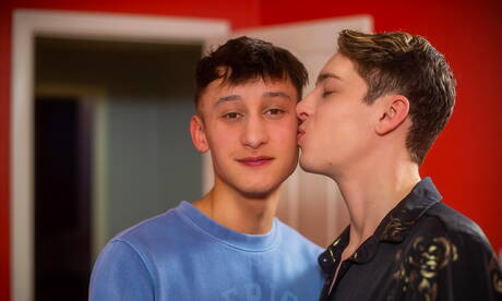 Les beaux garçons américains, le minet chaud Noah Bentley et le jeune Jacob Hansen baisent le cul après avoir sucé une bite