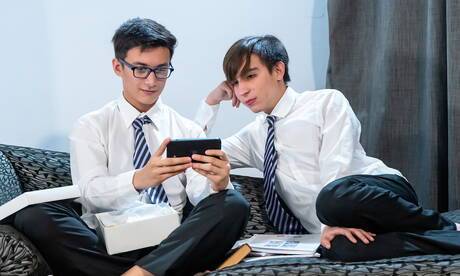 Les mecs sexy Dave Andrew, Vincent Landi et Derek Nagy ont une partie de sexe torride à trois