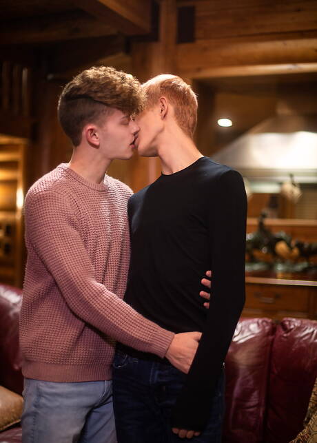 American stars twink Aaron Roberts and beautiful boy Spencer Locke have a good sex