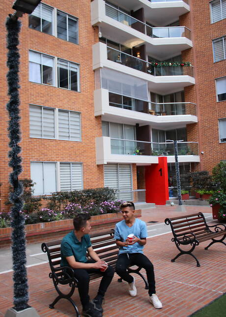 若い男ダレル・ガンサーと若いデビッド・キャメロンが屋外で熱い同性愛行為をする