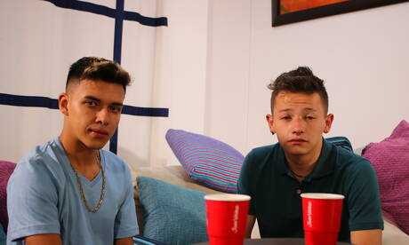 若い男ダレル・ガンサーと若いデビッド・キャメロンが屋外で熱い同性愛行為をする