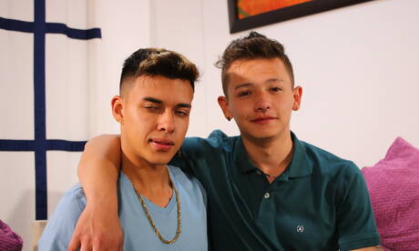 若い男ダレル・ガンサーと若いデビッド・キャメロンが屋外で熱い同性愛行為をする