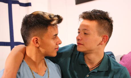 若い男ダレル・ガンサーと若いデビッド・キャメロンが屋外で熱い同性愛行為をする