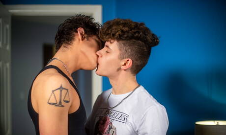 Les sympathiques copains américains Asher Haynes et le minet chaud Silas Brooks ont des relations sexuelles anales