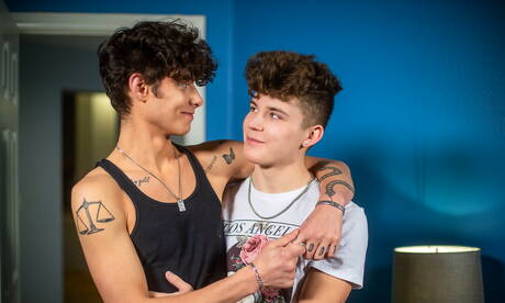 Les sympathiques copains américains Asher Haynes et le minet chaud Silas Brooks ont des relations sexuelles anales