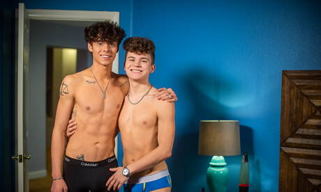 Les sympathiques copains américains Asher Haynes et le minet chaud Silas Brooks ont des relations sexuelles anales