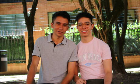 Le beau garçon Jonathan Lando et le beau garçon argentin Antu Burghos baisent après une fellation à l