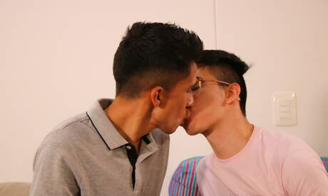 Le beau garçon Jonathan Lando et le beau garçon argentin Antu Burghos baisent après une fellation à l