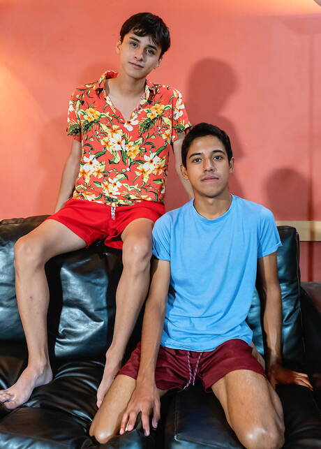 Der schöne Junge Aubin Durand und der junge Amerikaner Lance Mayer ficken den Arsch, nachdem sie im Freien einen Schwanz gelutscht haben