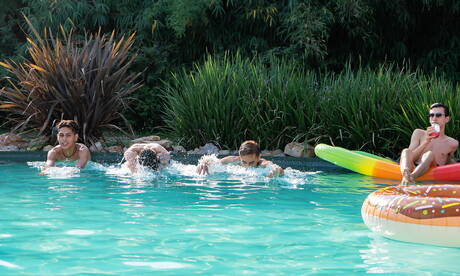 Die geilen Kumpels Neil Travis, Edwin Mendez und Tommy Ameal bei heißer Dreier-Arschfick-Action am Pool