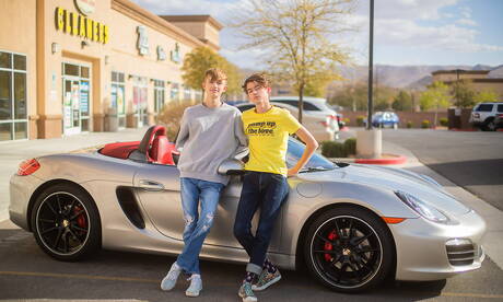 De beaux mecs américains, le beau garçon Austin Lovett et le jeune garçon Aaron Roberts ont des relations sexuelles anales à l