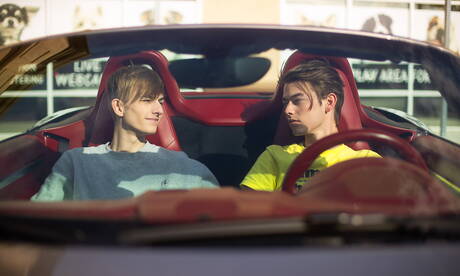 De beaux mecs américains, le beau garçon Austin Lovett et le jeune garçon Aaron Roberts ont des relations sexuelles anales à l