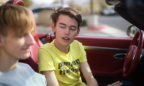 De beaux mecs américains, le beau garçon Austin Lovett et le jeune garçon Aaron Roberts ont des relations sexuelles anales à l