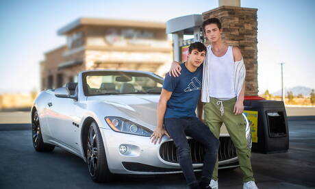 Les Américains chauds, le jeune garçon Dallas Preston et le jeune Alex Riley baisent après une fellation à l