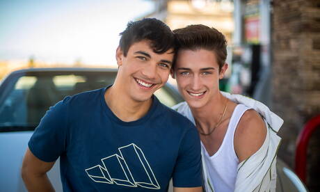 Les Américains chauds, le jeune garçon Dallas Preston et le jeune Alex Riley baisent après une fellation à l