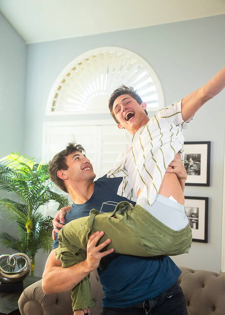 Les Américains chauds, le jeune garçon Dallas Preston et le jeune Alex Riley baisent après une fellation à l