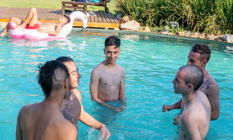 マーク・ウルフ、ファブリス、スライ、ジョナス、アントゥ・ブルゴスがプールで熱いグループセックスをする