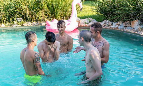 マーク・ウルフ、ファブリス、スライ、ジョナス、アントゥ・ブルゴスがプールで熱いグループセックスをする